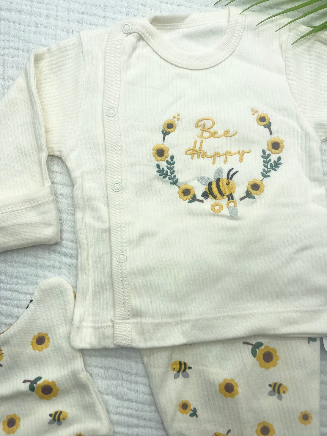 BABYCAN ARI NAKIŞLI KENDİNDEN ELDİVENLİ ÜÇLÜ YENİDOĞAN SET